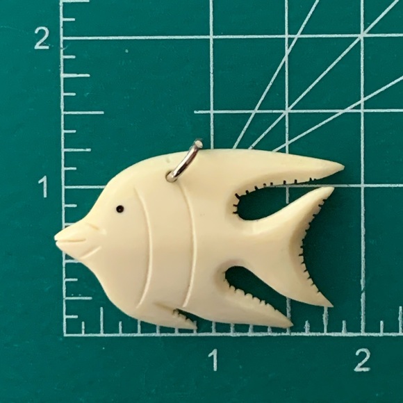 🍀🍀Vintage Hand Carved Bone Fish Pendant - Picture 5 of 5